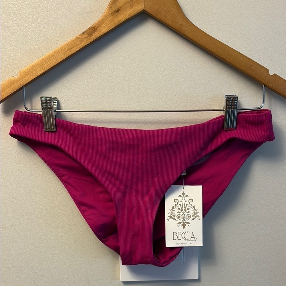 NWT Becca Ribbed Ruched Back Adela Bikini Bottoms in Pomegranate Size Medium